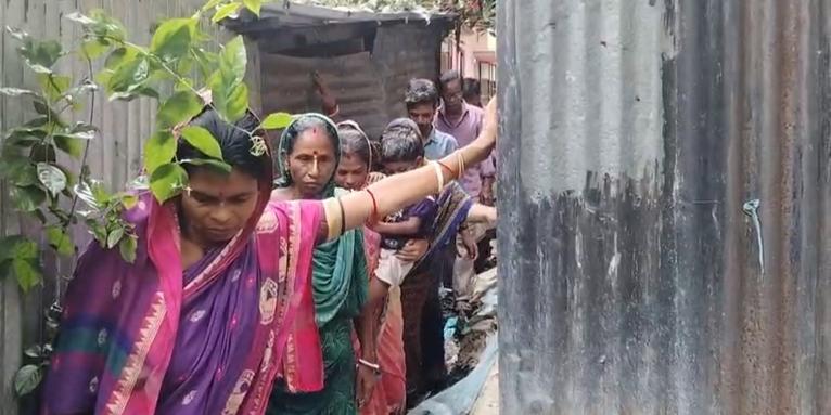কলাপাড়ায় রাস্তা দখল করে ঘর, ১৮ বছর ধরে অবরুদ্ধ দুই পরিবার