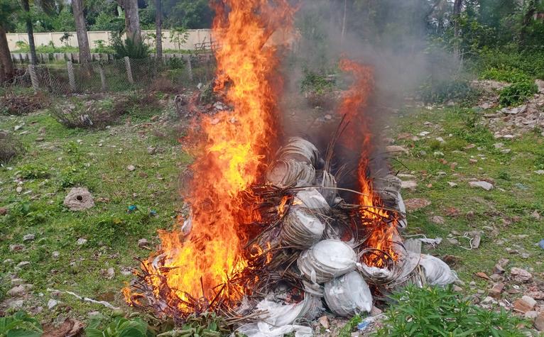 কলাপাড়ায় চায়না দুয়ারি জাল জব্দ, জরিমানা শেষে আগুনে পুড়িয়ে ধ্বংস
