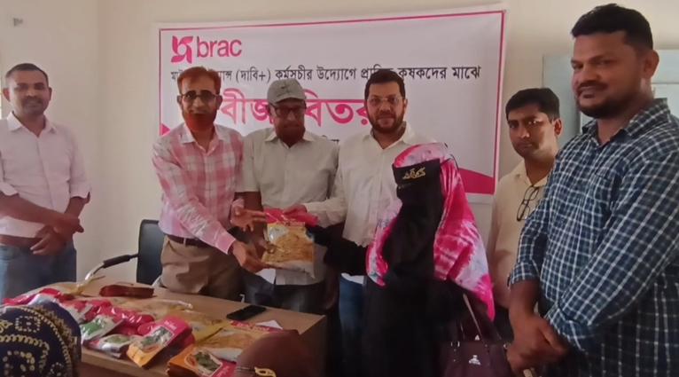 কলাপাড়ায় শতাধিক প্রান্তিক কৃষক ও কৃষাণীর মাঝে সবজি বীজ বিতরণ