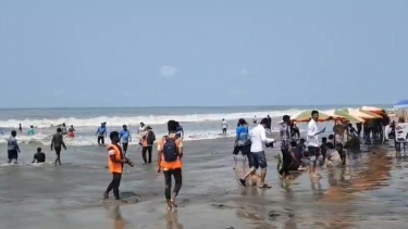 ঈদের তৃতীয় দিনে কুয়াকাটা সৈকতে পর্যটকের ভিড়, উৎসবমুখর পরিবেশ