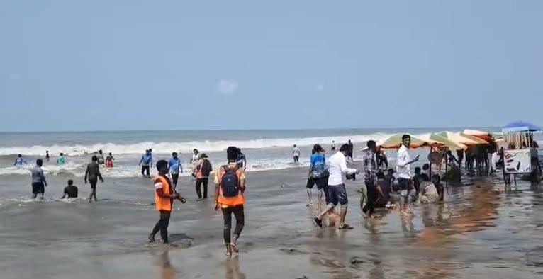 ঈদের তৃতীয় দিনে কুয়াকাটা সৈকতে পর্যটকের ভিড়, উৎসবমুখর পরিবেশ