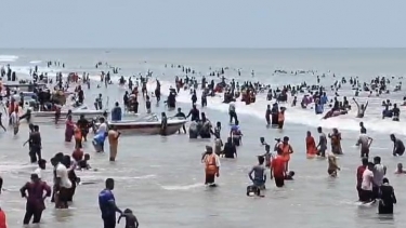 কুয়াকাটা সৈকতে ঈদের চতুর্থ দিনে হাজারো পর্যটকের ভিড় ও উচ্ছ্বাস
