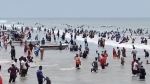 কুয়াকাটা সৈকতে ঈদের চতুর্থ দিনে হাজারো পর্যটকের ভিড় ও উচ্ছ্বাস