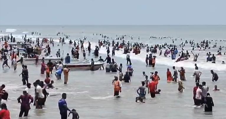 কুয়াকাটা সৈকতে ঈদের চতুর্থ দিনে হাজারো পর্যটকের ভিড় ও উচ্ছ্বাস