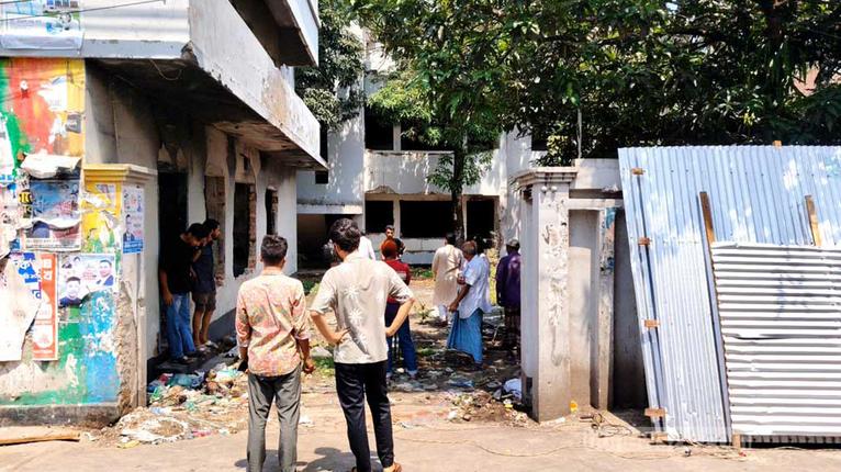 ঝালকাঠি শহরে আমির হোসেন আমু- এর পোড়া বাসভবনে ফের হামলা ও ভাঙচুরের পরের দৃশ্য।