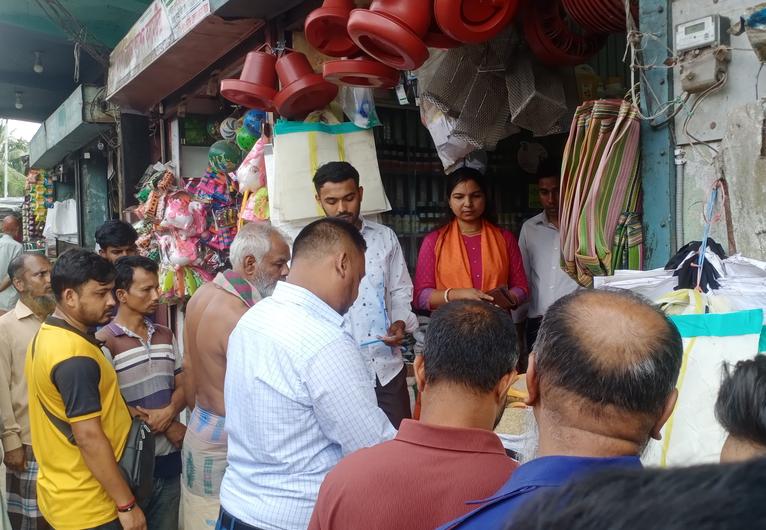 কাউখালীতে মেয়াদোত্তীর্ণ ও লাইসেন্সবিহীন গবাদিপশুর ওষুধ বিক্রিতে জরিমানা