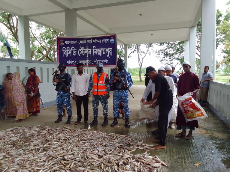 কলাপাড়ায় কোস্ট গার্ডের অভিযান, ১৪০০ কেজি সামুদ্রিক মাছ জব্দ