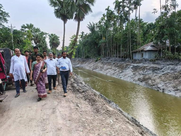 খাল পুনঃখনন কাজ পরিদর্শনে মঠবাড়িয়া ইউএনও