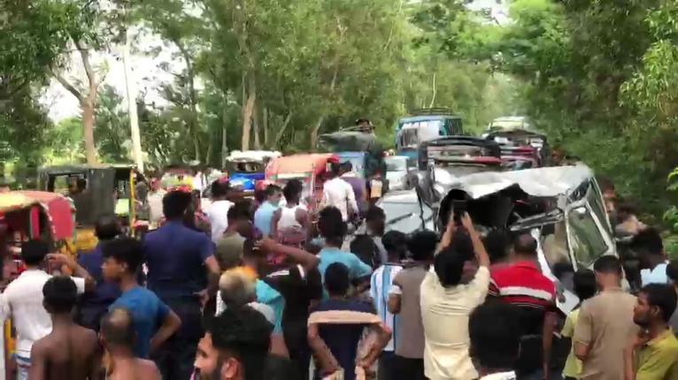 গোপালগঞ্জে সড়ক দুর্ঘটনায় নিহত -১, আহত-১৫