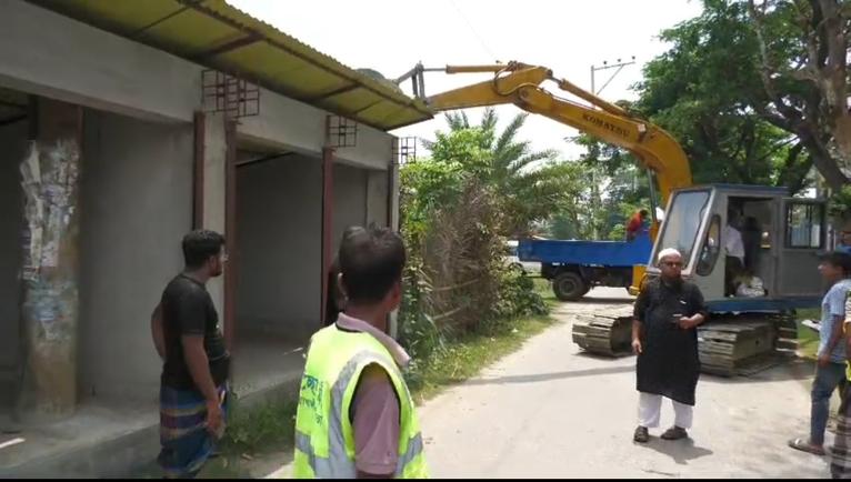 পটুয়াখালীতে অবৈধ স্থাপনা উচ্ছেদে গণপূর্ত বিভাগের জমি উদ্ধার