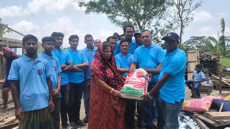 কলাপাড়ায় ঝড়ে ক্ষতিগ্রস্ত পরিবারকে খাদ্য সহায়তা, মন্দির নির্মাণে অর্থ দিল ‘পাশে দাঁড়াই’