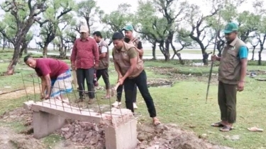 তালতলীতে দুই দপ্তরের রশি টানাটানিতে ভাঙা হলো পর্যটন কেন্দ্রের নির্মাণাধীন বেঞ্চ