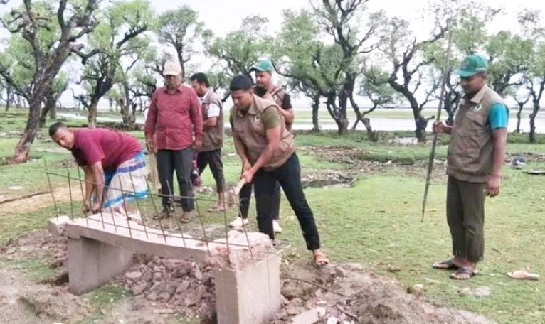 তালতলীতে দুই দপ্তরের রশি টানাটানিতে ভাঙা হলো পর্যটন কেন্দ্রের নির্মাণাধীন বেঞ্চ