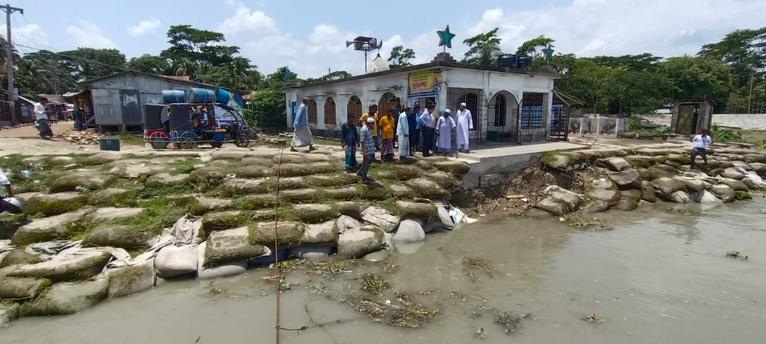 দশমিনায় তেঁতুলিয়া-বুড়া গৌরাঙ্গ নদীভাঙন এলাকা পরিদর্শন করলেন ইউএনও