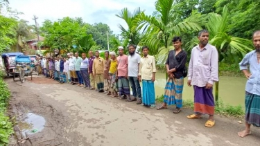 দশমিনায় মাত্র ২৫ ফুট সড়ক সংস্কারের দাবিতে মানববন্ধন