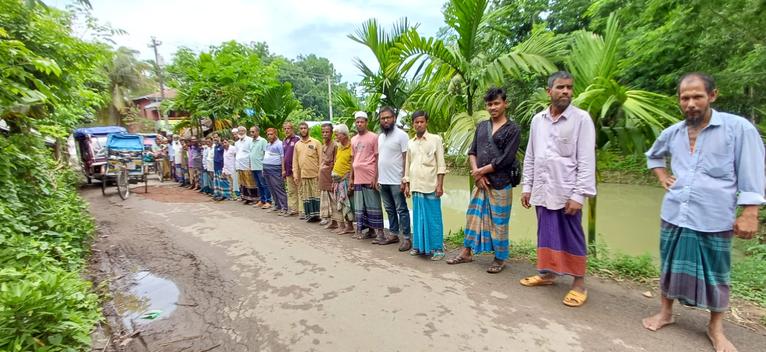 দশমিনায় মাত্র ২৫ ফুট সড়ক সংস্কারের দাবিতে মানববন্ধন