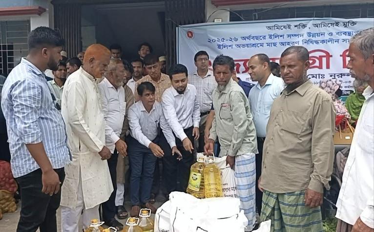 দশমিনায় আট শতাধিক জেলে পেল খাদ্য সহায়তা, বিতরণ ঘিরে অসন্তোষ