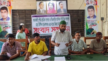 <small>মিথ্যা মামলায় ফাঁসানোর অভিযোগ </small> আমতলীতে বিএনপি নেতার বিরুদ্ধে শ্রমিকদল নেতার সংবাদ সম্মেলন