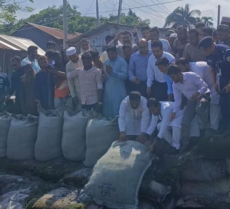 নদীভাঙন কবলিত হাজিরহাট পরিদর্শনে প্রতিমন্ত্রী নুরুল হক