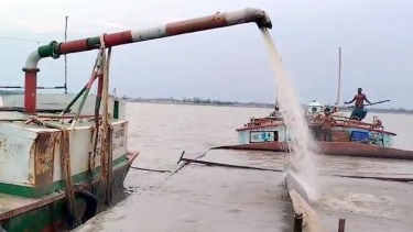 কলাপাড়ায় রাবনাবাদ নদী থেকে অবৈধ বালু উত্তোলন, বাড়ছে ভাঙন; হারাচ্ছে সরকার রাজস্ব