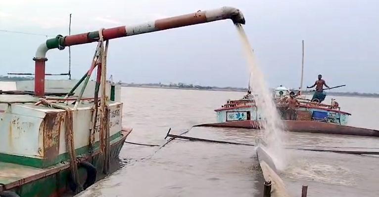 কলাপাড়ায় রাবনাবাদ নদী থেকে অবৈধ বালু উত্তোলন, বাড়ছে ভাঙন; হারাচ্ছে সরকার রাজস্ব