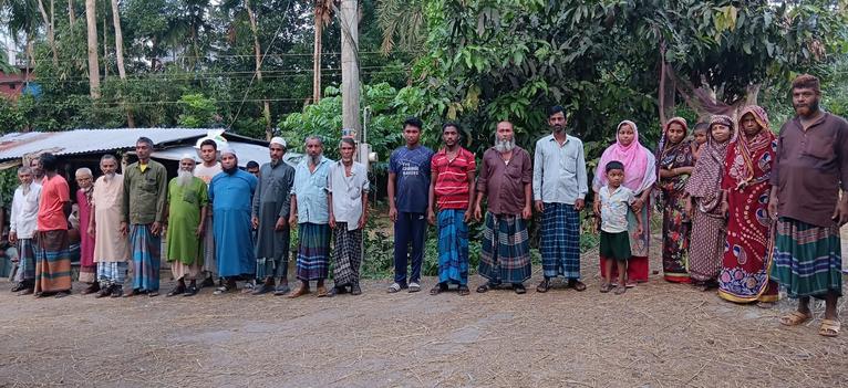 গৌরনদীতে ভেকু দিয়ে খাল পুনঃখননে ক্ষয়ক্ষতির প্রতিবাদে মানববন্ধন
