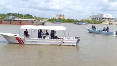 মোংলায় নদীতে পড়ে ট্রলার মাঝি নিখোঁজ