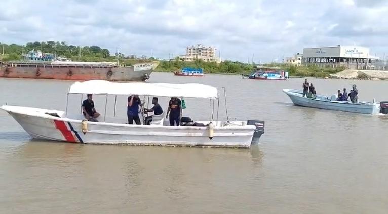 মোংলায় নদীতে পড়ে ট্রলার মাঝি নিখোঁজ