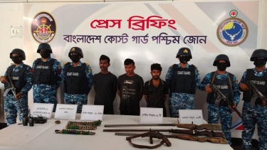 <small>জিম্মিদশা থেকে উদ্ধার ৪ জেলে</small>  বনদস্যুদের সঙ্গে কোস্ট গার্ডের বন্দুকযুদ্ধ, অস্ত্র-গুলিসহ আটক ৩