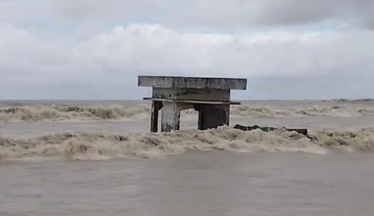 কুয়াকাটা সৈকতে ভাঙা কংক্রিট এখন মরণফাঁদ, অপসারণের দাবি