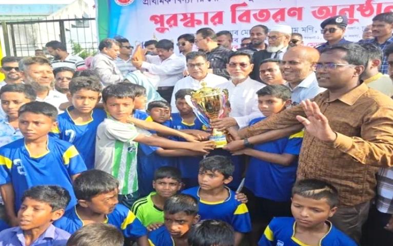 বরগুনায় প্রাথমিক বিদ্যালয় গোল্ডকাপ ফুটবল টুর্নামেন্টের পুরস্কার বিতরণ করলেন চিফ হুইপ