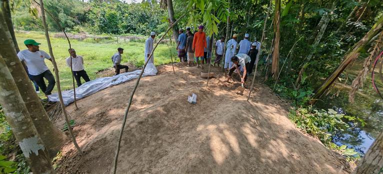 বাউফলে একই কবরস্থানে চিরনিদ্রায় কালাম ও তার স্ত্রী-সন্তানরা
