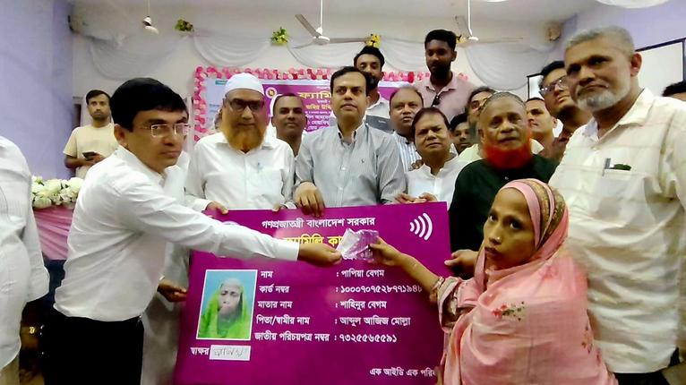 গৌরনদীতে ভার্চুয়ালি ফ্যামিলি কার্ড কার্যক্রমের উদ্বোধন