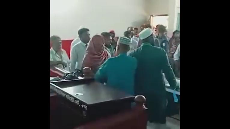 বরগুনায় আদালতের এজলাসে দুই আইনজীবীর পাল্টাপাল্টি জুতা নিক্ষেপ