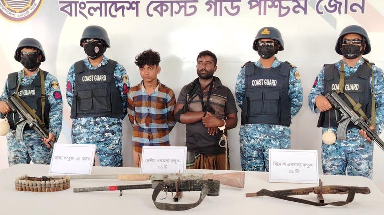 সুন্দরবনে অস্ত্রসহ করিম শরীফ বাহিনীর দুই দস্যু আটক, ৪ জিম্মি জেলে উদ্ধার