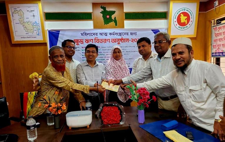 গৌরনদীতে নারীদের আত্মকর্মসংস্থানে ক্ষুদ্র ঋণ বিতরণ