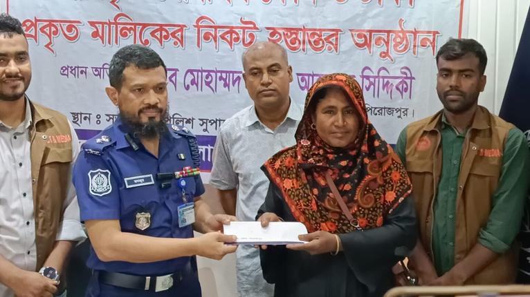 পিরোজপুরে ২৫টি হারানো মোবাইল উদ্ধার করে মালিকদের হাতে তুলে দিল পুলিশ