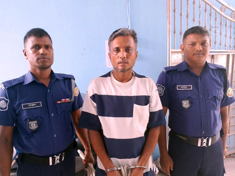 নেছারাবাদে ৩০ পিস ইয়াবাসহ কারবারি গ্রেফতার, আদালতের মাধ্যমে জেলহাজতে প্রেরণ