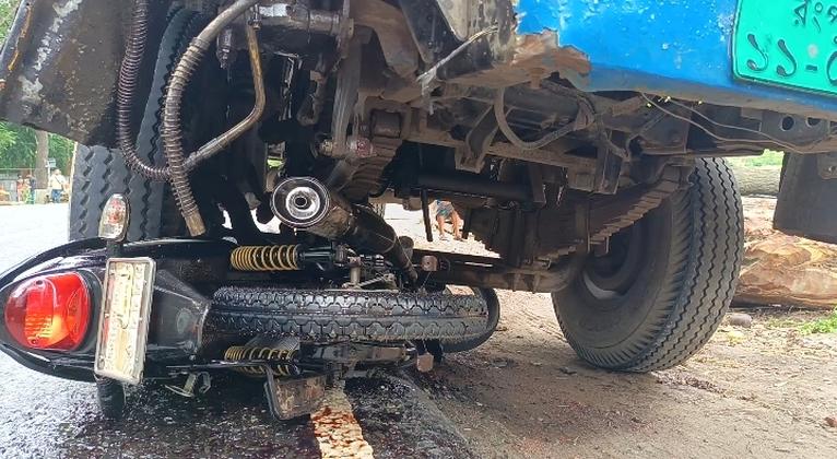 মোটরসাইকেল-ট্রাক সংঘর্ষে তিনজন নিহত