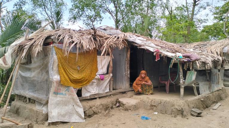 কলাপাড়ায় অর্থের অভাবে পলিথিন-পাতার ঘরে হাবিব দম্পতির মানবেতর জীবন