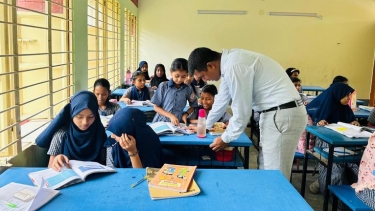 <small>মতামতের কলাম </small> প্রাথমিক শিক্ষায় পঠন সংকট; বাংলা-ইংরেজি দুর্বলতায় শিক্ষার্থীরা পিছিয়ে