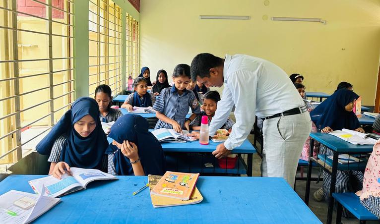 একটি প্রাথমিক বিদ্যালয়ে শ্রেণিকক্ষে শিক্ষার্থীদের সাথে লেখক