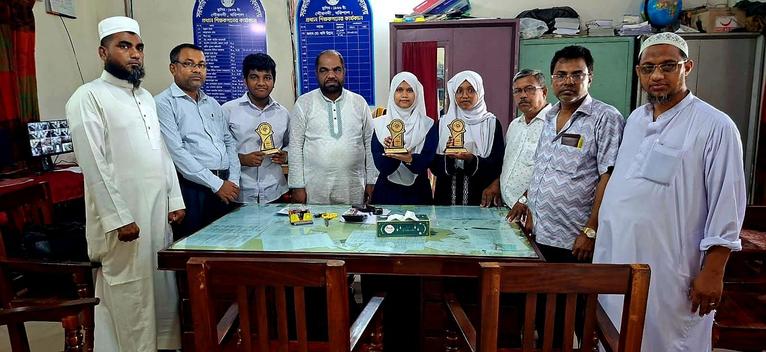 গৌরনদী উপজেলায় অষ্টম শ্রেণির বৃত্তিপ্রাপ্ত শিক্ষার্থীদের অ্যাওয়ার্ড প্রদান