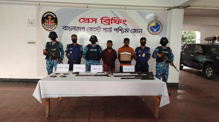 সুন্দরবনে নতুন দস্যু দল গঠনের চেষ্টা: অস্ত্র ও গোলাবারুদসহ ২ জন আটক