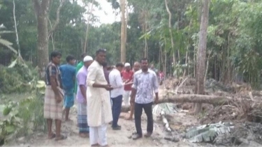 রাতের আঁধারে খাল খনন; আমতলীতে হরিলুটের অভিযোগে এলাকাবাসীর বিক্ষোভ