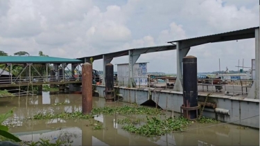 ঐতিহ্য হারাচ্ছে পিরোজপুরের হুলারহাট লঞ্চঘাট, ঈদেও নেই যাত্রীদের কোলাহল