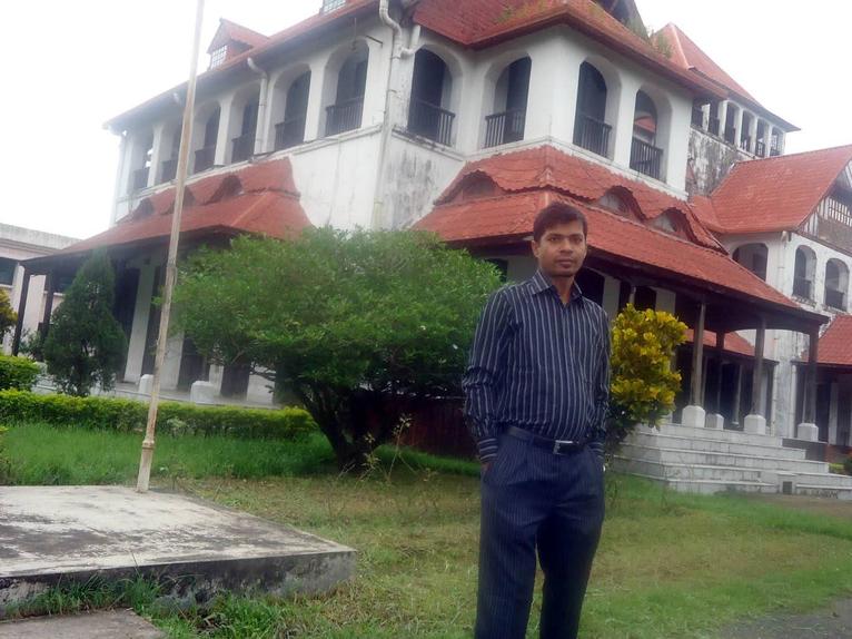 জিয়া স্মৃতি জাদুঘরের সামনে লেখক।