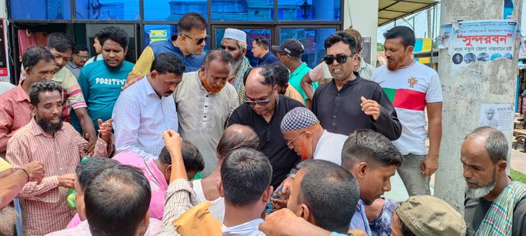 মোংলায় জিয়াউর রহমানের ৪৫তম শাহাদাৎ বার্ষিকী উপলক্ষে ১২০০ মানুষের মাঝে খাদ্য ও বস্ত্র বিতরণ