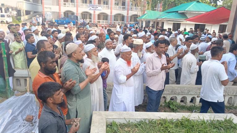 মায়ের কবরের পাশে চিরনিদ্রায় শায়িত তোফায়েল আহমেদ
