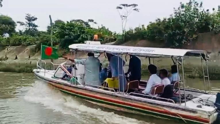 মেহেন্দিগঞ্জে নাব্যতা সংকটের খাল পরিদর্শনে নৌপরিবহন প্রতিমন্ত্রী